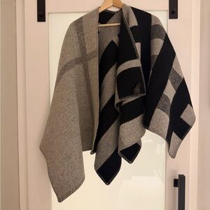 Burberry Black and Gray Cape new without tag. Never worn 
Wool and cashmere.